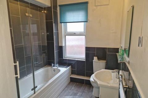 2 bedroom terraced house to rent, Harold Mount, Hyde Park LS6