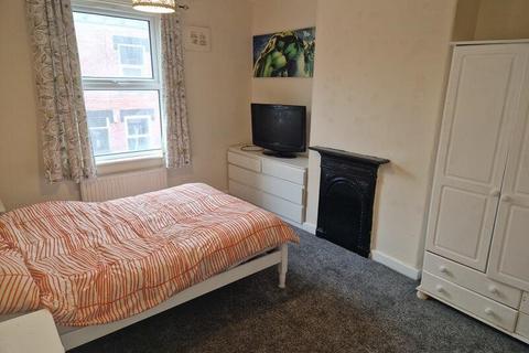 2 bedroom terraced house to rent, Harold Mount, Hyde Park LS6