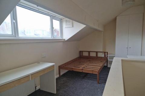 2 bedroom terraced house to rent, Harold Mount, Hyde Park LS6