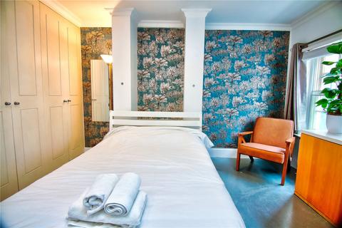 Studio to rent, Alie Street