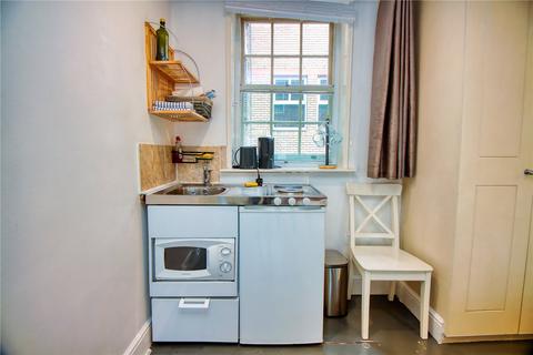 Studio to rent, Alie Street