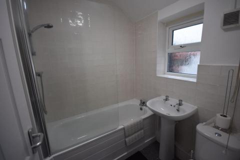 1 bedroom in a house share to rent, Mold Road, Wrexham, LL11