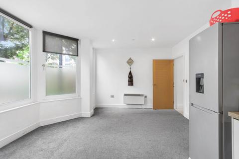 2 bedroom flat to rent, Windsor Road, Slough SL1 2EL