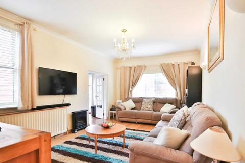 4 bedroom end of terrace house for sale - Beresford Road, New Malden