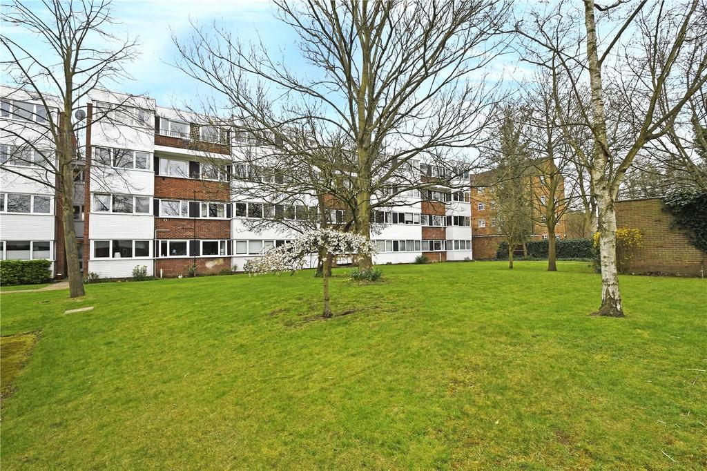 Bourne Court, New Wanstead, London, E11 2 bed flat for sale £425,000