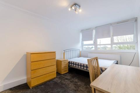 3 bedroom flat for sale, Badric Court, Yelverton Road, Battersea, London, SW11