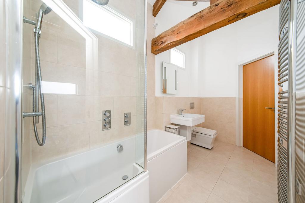 Shared en suite bathroom