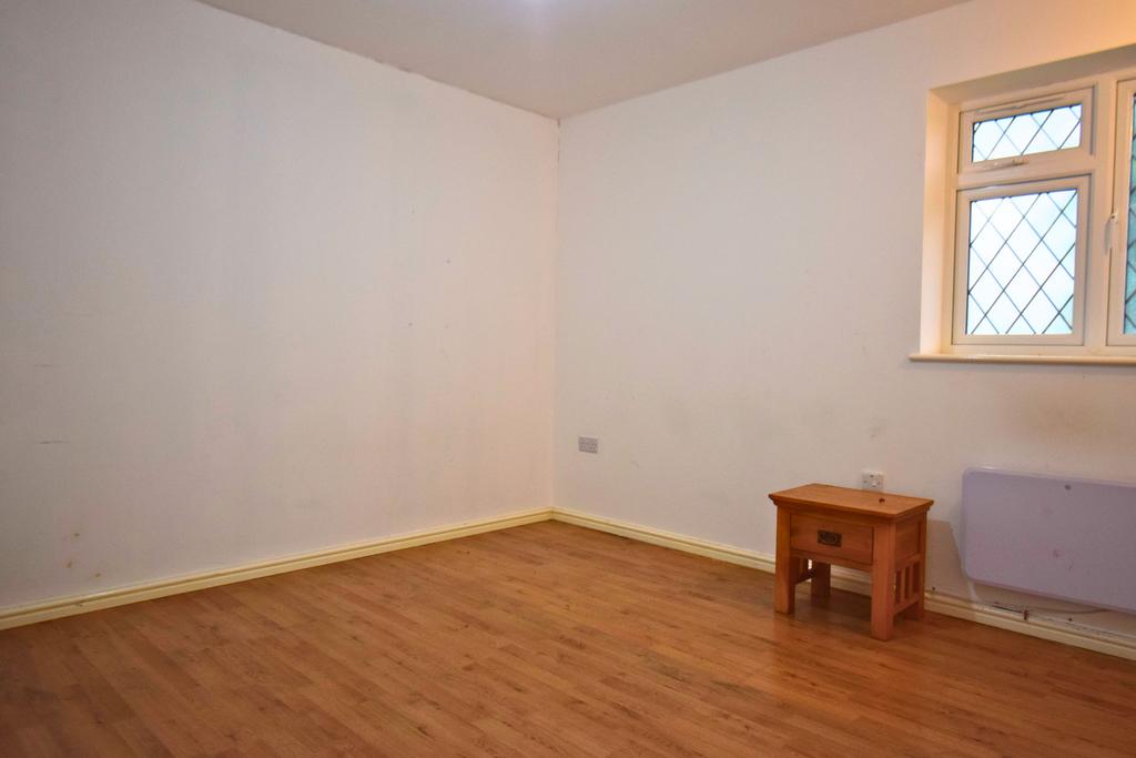 Long Lane, Hillingdon UB10 1 bed flat - £1,250 pcm (£288 pw)