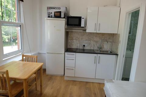 Studio to rent, Priory Road, N8, London