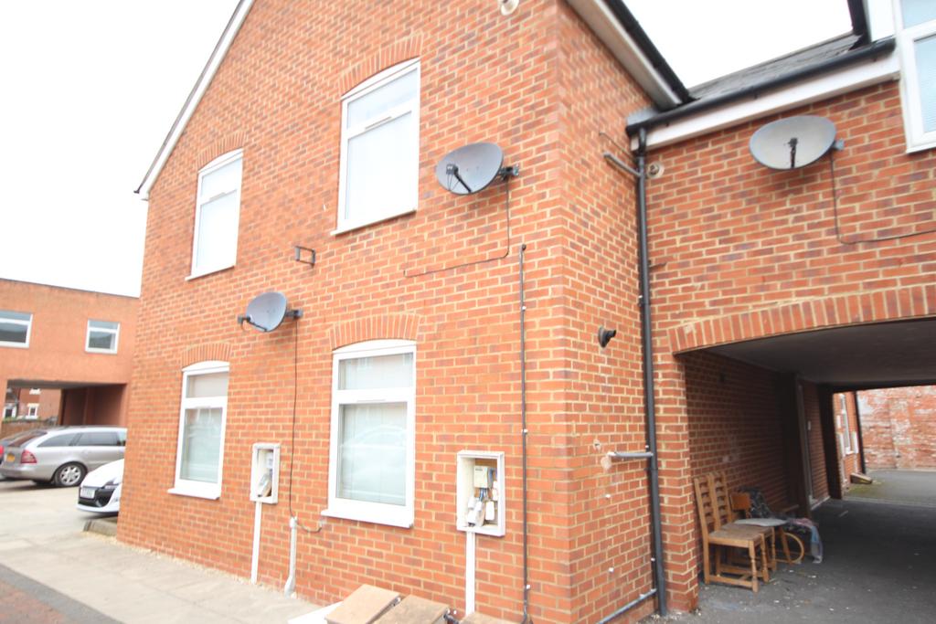 Wood Street, Kettering NN16 2 bed ground floor flat to rent £750 pcm