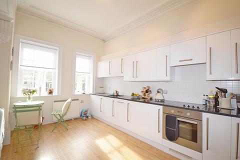 2 bedroom flat for sale, East Street, Chichester, PO19