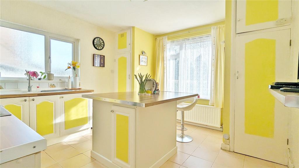 Downside Avenue, Worthing, West Sussex, BN14 2 bed bungalow for sale