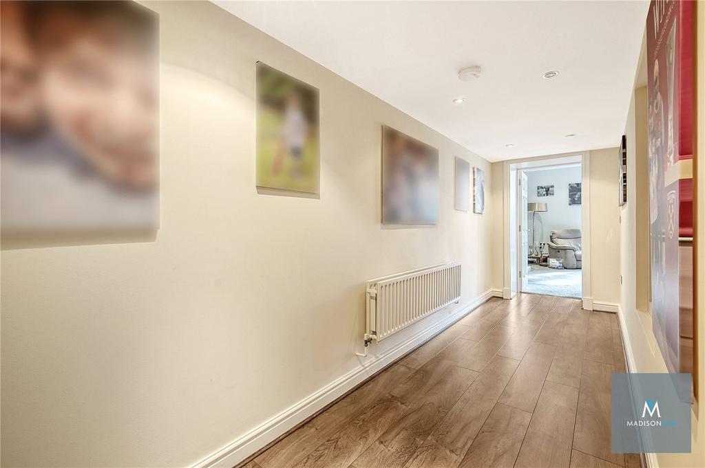 Woodford Green, Woodford Green IG8 2 bed apartment for sale £650,000