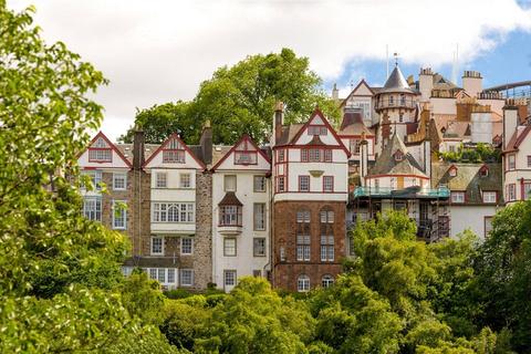 3 bedroom apartment to rent, Ramsay Garden, Edinburgh