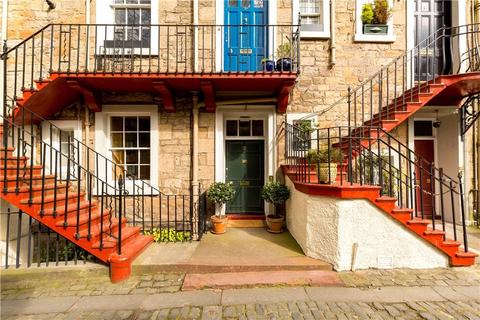 3 bedroom apartment to rent, Ramsay Garden, Edinburgh