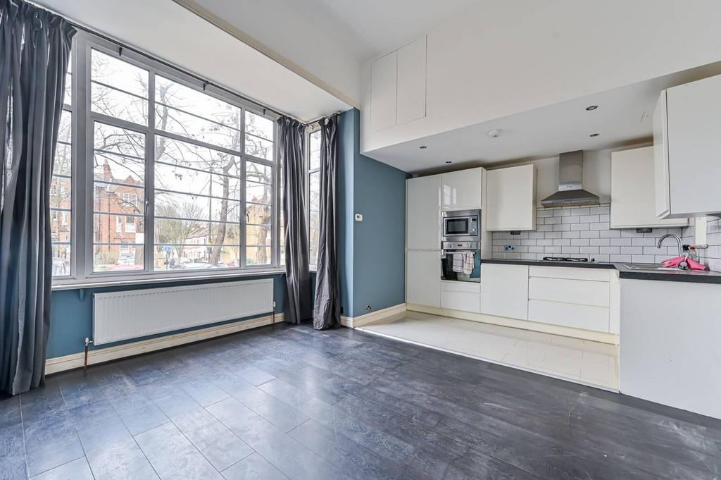 Larkhall Rise, Clapham Old Town... Studio £1,800 pcm (£415 pw)