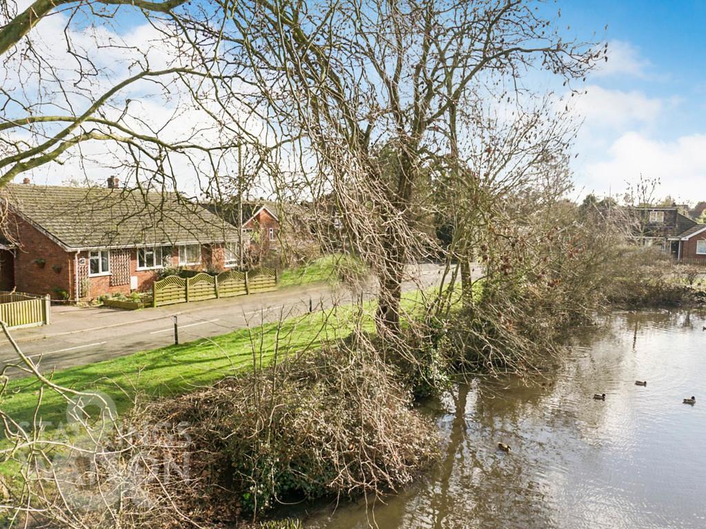 Lingwood Gardens, Lingwood, Norwich 2 bed semidetached bungalow for