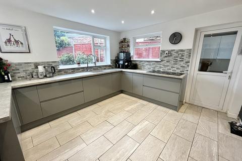 13 Bracken Close, Lydney, GL15 5AH