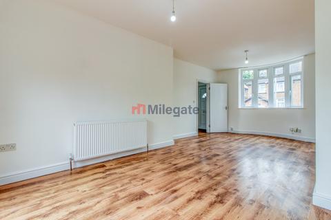 3 bedroom semi-detached house to rent, Commonwealth Avenue, Hayes UB3