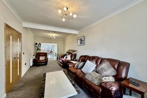 3 bedroom end of terrace house for sale, Cameron Avenue, Leicester LE4