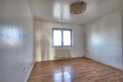 42 Canalside Gardens, Southall, UB2 5TJ