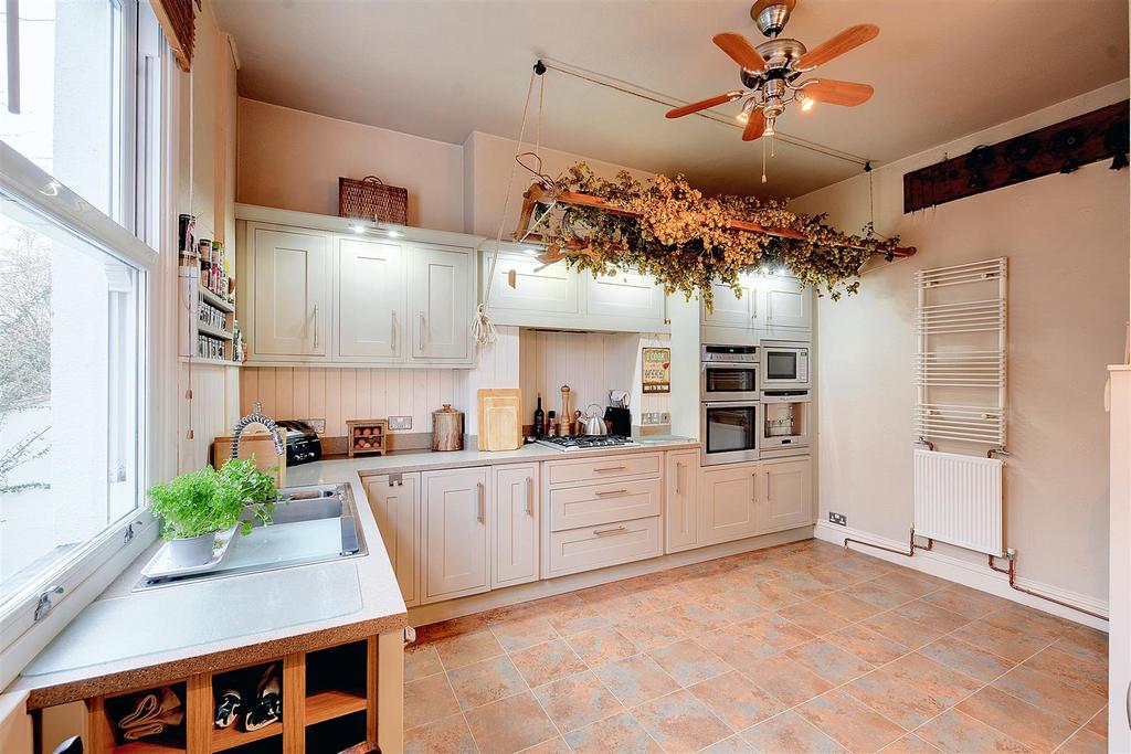DSC 0698kitchen .jpg