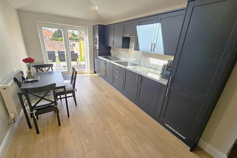 36 Field End, Farnham, GU9 9HZ
