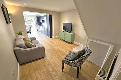 36 Field End, Farnham, GU9 9HZ