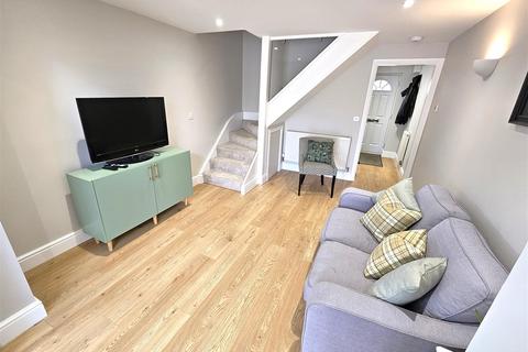 36 Field End, Farnham, GU9 9HZ