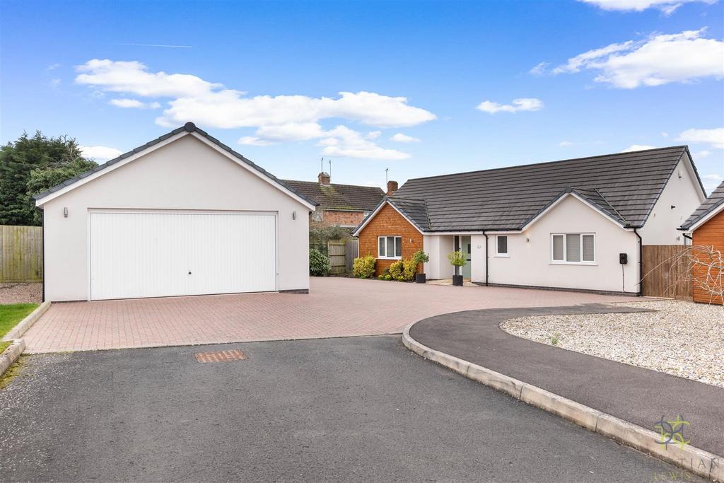Church Walk, Evesham WR11 3 bed detached bungalow for sale £775,000
