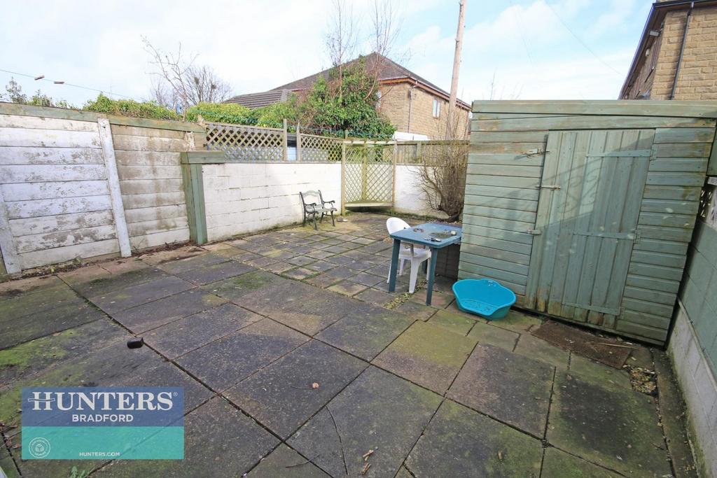 Tyersal Avenue Tyersal, Bradford, West Yorkshire, BD4 8HJ 2 bed semi