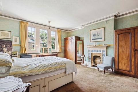 10 Edge Hill, London, SW19 4LP
