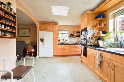 3 bedroom detached bungalow for sale, Heath Close, Banstead