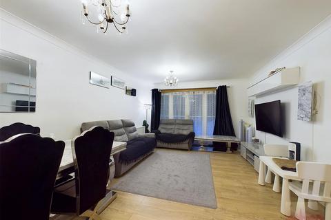 2 bedroom apartment for sale, Cottage Close, Harrow