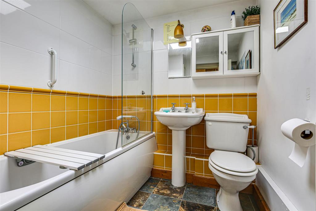 18 Bathroom.jpg