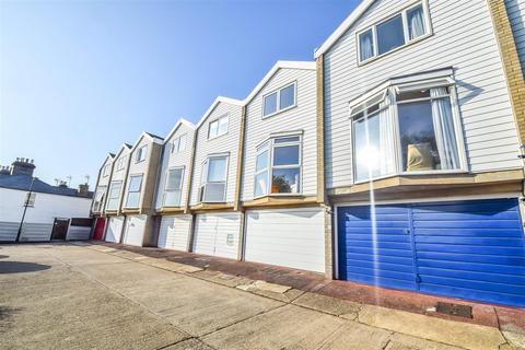 2 bedroom terraced house for sale, Leigh Hill Close, Leigh-On-Sea SS9