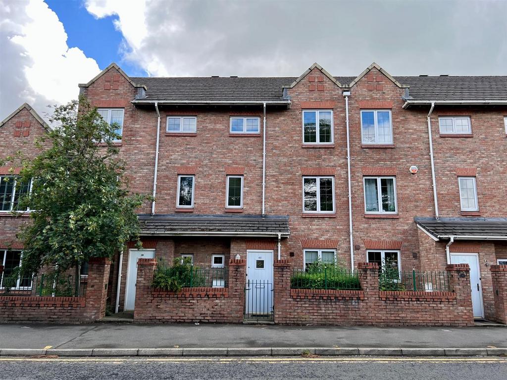 Oakfield Road, Altrincham WA15 4 bed townhouse - £2,250 pcm (£519 pw)