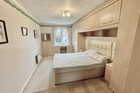 2 bedroom flat for sale, Willow Close, Stockport SK12