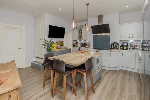 13 Arksey Place, Leeds, LS12 2NG