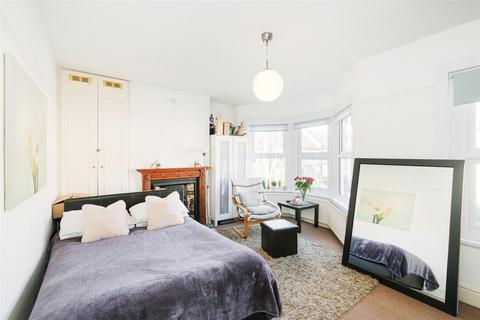 4 Lloyd Road, London, E17 6NR