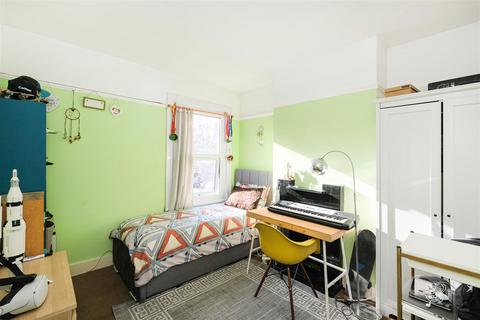 4 Lloyd Road, London, E17 6NR
