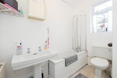 4 Lloyd Road, London, E17 6NR