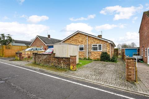 2 bedroom detached bungalow for sale - Holly Walk, Andover
