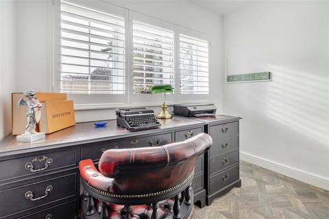 353 Eakring Road, Mansfield, NG18 3EL