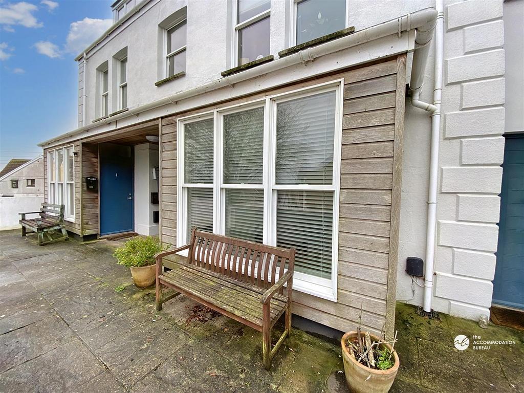 Fernleigh Road, Wadebridge, PL27 1 bed apartment £675 pcm (£156 pw)