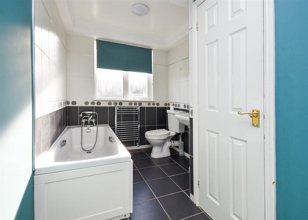 25 Bognop Road - Ensuite Bathroom.jpg