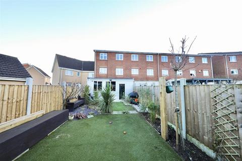 4 bedroom end of terrace house for sale, Haweswater Way, Kingswood, Hull