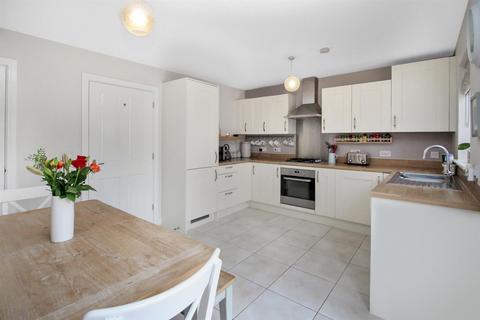 3 bedroom semi-detached house for sale - Averdal Drive, Aylesbury HP18