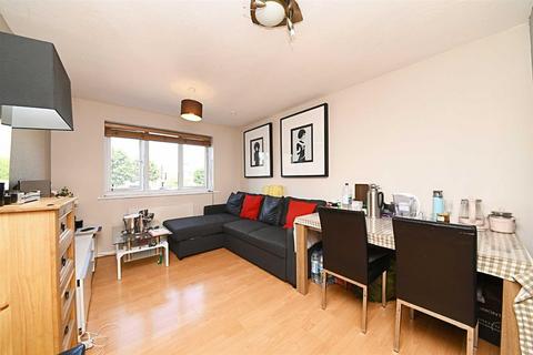 2 bedroom flat to rent, Raven Close, Colindale