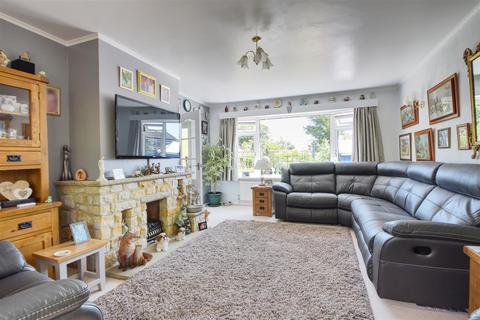2 bedroom detached bungalow for sale - Cherry Tree Gardens, Bexhill-On-Sea